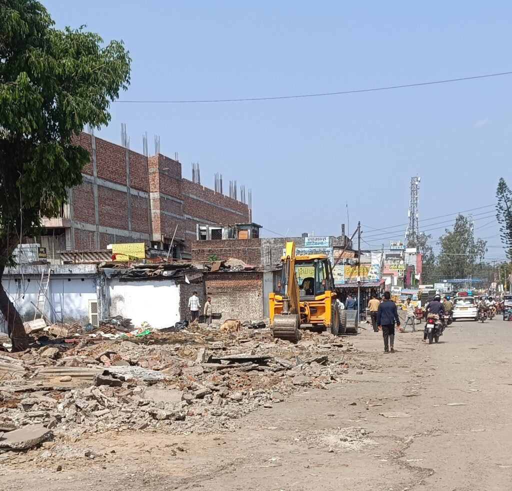 रेलवे की कार्यवाही के बाद टूटा बनबसा का बाजार
