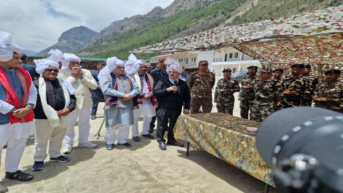 केंद्रीय मंत्री जेपी नड्डा पिथौरागढ़ पहुंचे, जहां उन्होंने जवानों से मुलाकात की और वाइब्रेंट विलेज योजना का जायज़ा लिया। जानें दौरे की पूरी जानकारी।