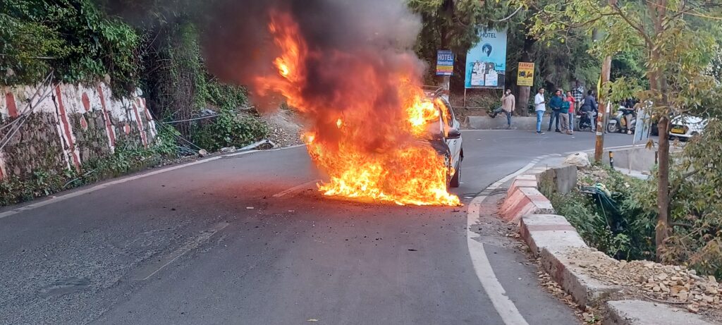 मसूरी में सड़क हादसा, वाहन पलटने के बाद लगी आग